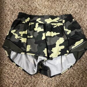 Lululemon Hotty Hot Low-Rise Short 2.5" Heritage 365 Camo Crispin Green Multi